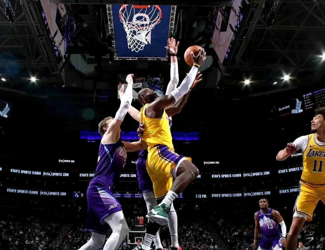 NBA常规赛：火箭客场负于湖人