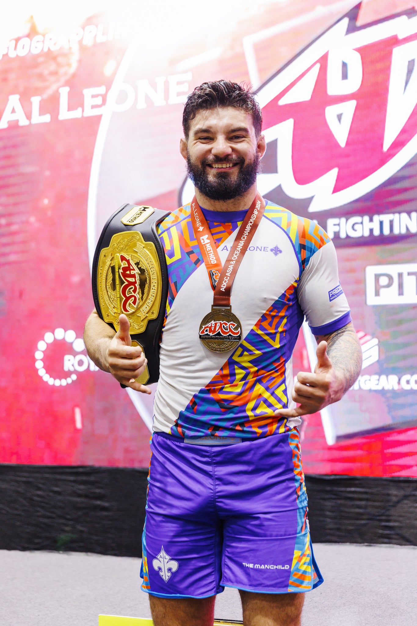 泰国参赛选手勇夺金牌，引领全场