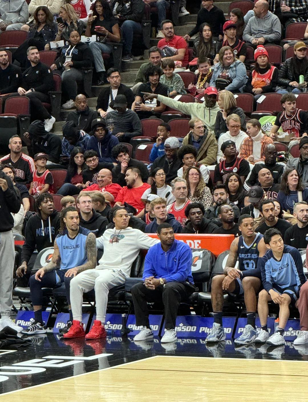 公牛险胜公牛,拉文三分绝杀 公牛险胜公牛,拉文三分绝杀