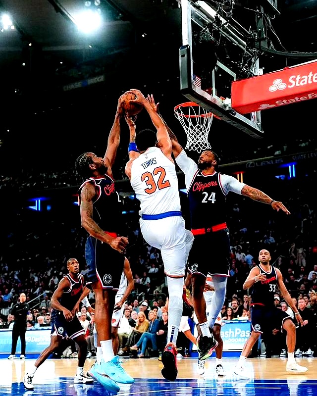 快船击败尼克斯，保持不败战绩