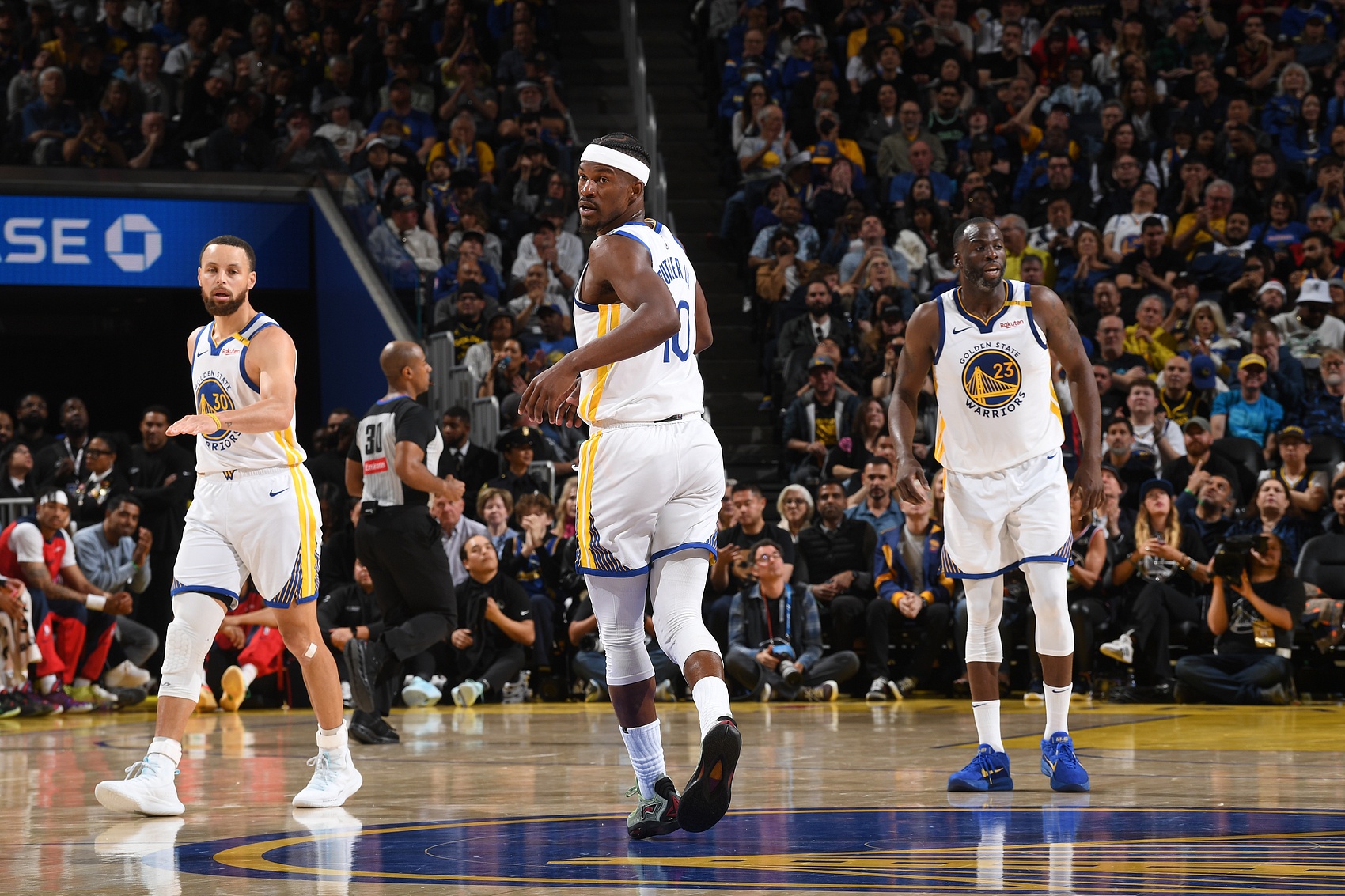 关于勇士击败掘金，东部前四保持不败的信息