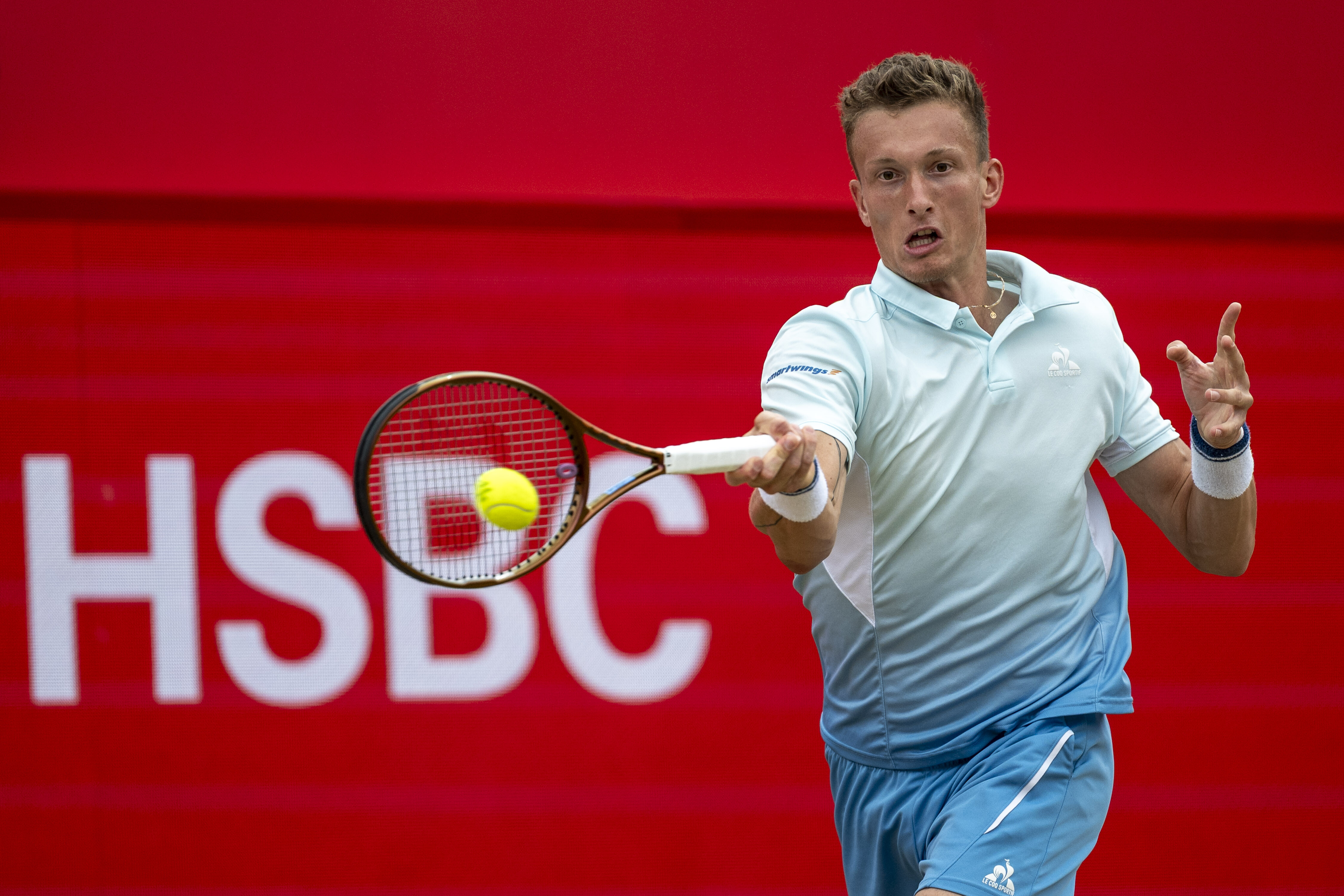 包含英国网球队轻取西班牙网球队，阿尔卡拉斯关键制胜的词条