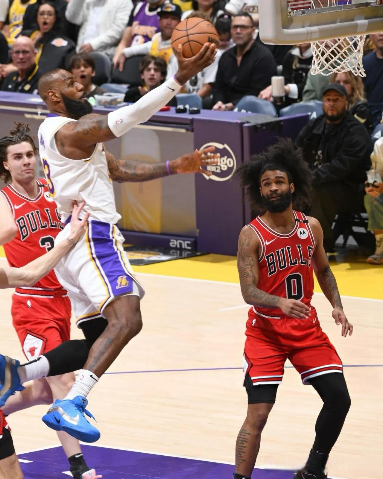 湖人遭小牛逆转:詹姆斯砍下32分敌手逆袭的简单介绍 湖人遭小牛逆转:詹姆斯砍下32分敌手逆袭的简单介绍