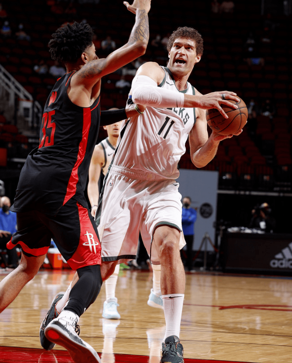 火箭战胜雄鹿，迈向胜利