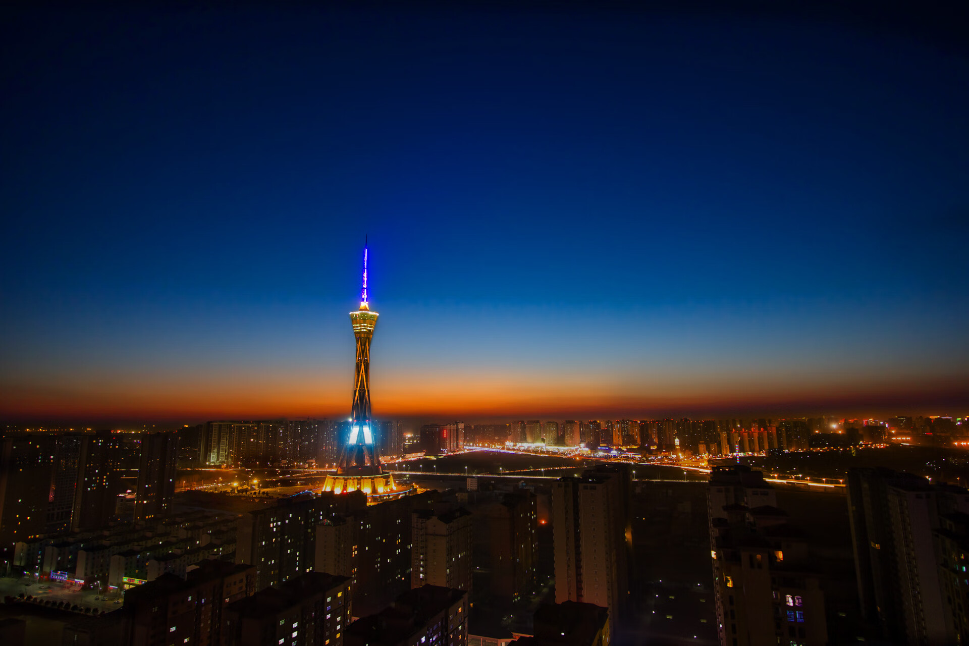 绿茵场与篮球馆的双重奏，战术如何塑造现代体育的胜负